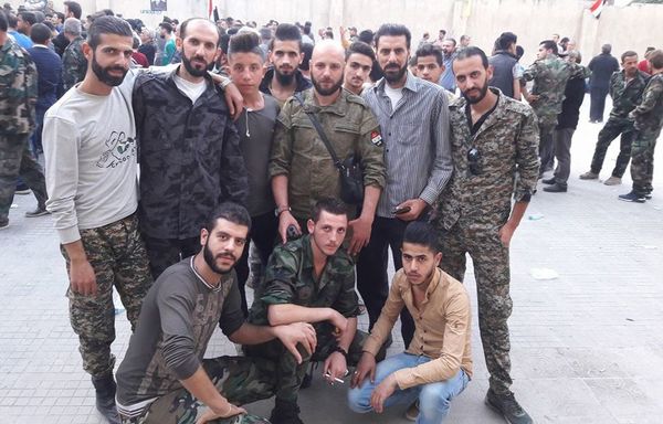 عوامل وابسته به سپاه مدافعین حلب وابسته به سپاه پاسداران انقلاب اسلامی در عکسی از تصویر منتشر شده در اینترنت از سوی شبه نظامیان دیده می شوند.