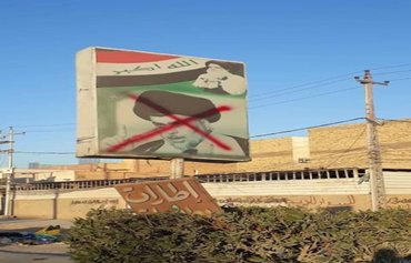 متظاهرون عراقيون يواجهون أنصار مقتدى الصدر