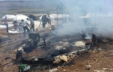 الخوذ البيضاء تطفئ الحرائق في إدلب، حلب