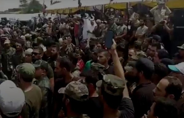 مجندون جدد خلال حفل تخرجهم الذي أقيم في درعا قبيل انضمامهم إلى ميليشيا الفيلق الخامس الموالية لروسيا.