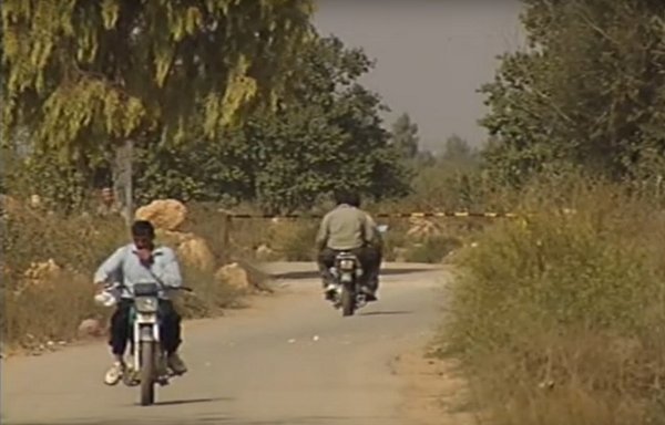 صحنه ای از یک ویدئو که یکی از گذرگاه های مرزی لبنان و سوریه در شمال لبنان را نشان می دهد.