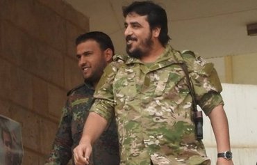 عناصر الميليشيات الموالية للنظام السوري يهاجمون المدنيين بعد تعليق رواتبهم