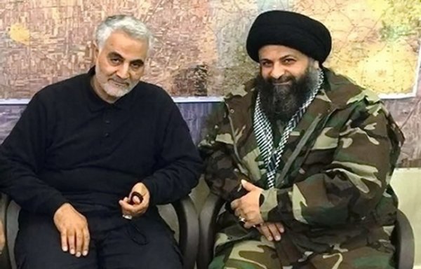 در عکسی بدون تاریخ که در اینترنت منتشر شده، قاسم سلیمانی، فرمانده نیروی قدس سپاه پاسداران در کنار حامد الجزایری، مسئول سرایا الخراسانی نشسته است.