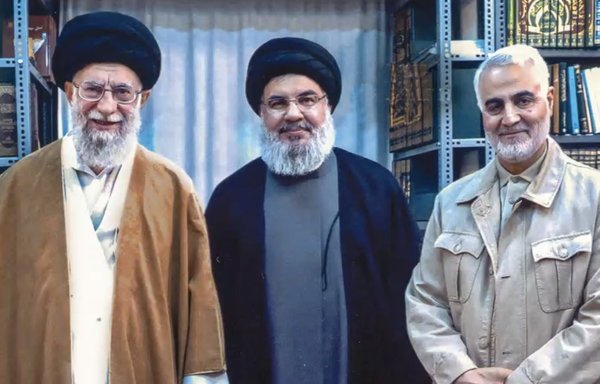 صورة غير مؤرخة نشرها مكتب المرشد الأعلى لإيران علي خامنئي (إلى اليسار)، يظهر فيها خامنئي مع أمين عام حزب الله حسن نصرالله (في الوسط) وقائد فيلق القدس الراحل قاسم سليماني.