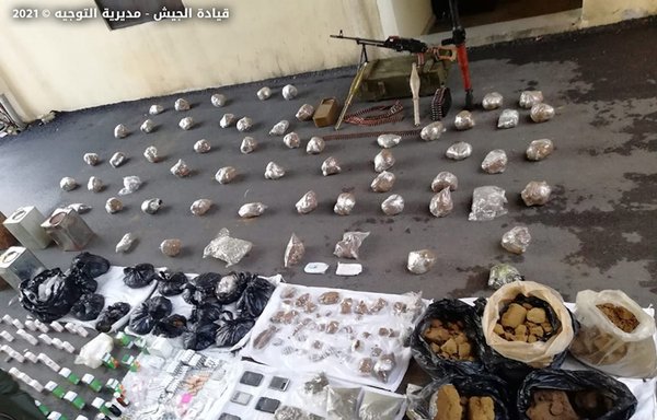 مديرية التوجيه في الجيش اللبناني تعرض مخدرات وأسلحة ضُبطت في عملية نُفذت بتاريخ 30 كانون الثاني/يناير، واستهدفت مهربي المخدرات في ضاحية بيروت الجنوبية التي تقع تحت سيطرة حزب الله.