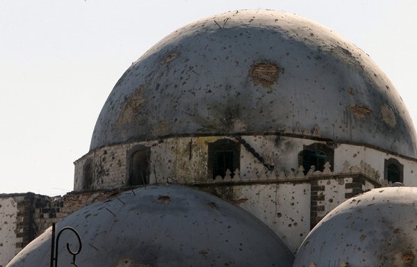 این عکس که روز ۹ مرداد ۱۳۹۲ گرفته شده، گنبد گلوله باران شده مسجد خالد ابن ولید را نشان می دهد. بخشی از آرامگاه خالد ابن ولید در جریان گلوله باران محله الخالدیه حمص ویران شد. [جوزف عید/خبرگزاری فرانسه]