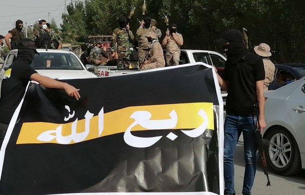 صورة تم تناقلها على الإنترنت يظهر فيها مسلحون من ميليشيا ربع الله المرتبطة بإيران ينظمون استعراضا مسلحا في بغداد في 25 آذار/مارس. وفي الاستعراض، هدد عناصر من الميليشيا رئيس الحكومة العراقية مصطفى الكاظمي بالعنف في حال استمرت الحكومة بملاحقة الميليشيات.