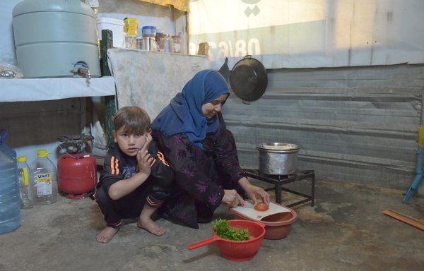 عوفة علي الخضر تحضر إفطار رمضان الذي طغت عليه هذا العام الحبوب والسلطات مع ارتفاع أسعار اللحوم. [زياد حاتم/المشارق]
