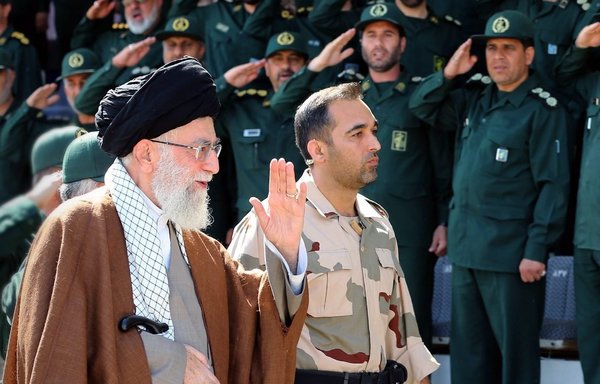 المرشد الأعلى الإيراني علي خامنئي يحضر عرضا للحرس الثوري الإيراني في صورة غير مؤرخة تم تداولها على الإنترنت. وتحدث مراقبون عن بوادر جديدة تشير إلى اتساع الخلاف بين الميليشيات العراقية التي يسيطر عليها الحرس الثوري الإيراني وقادتها الإيرانيين.