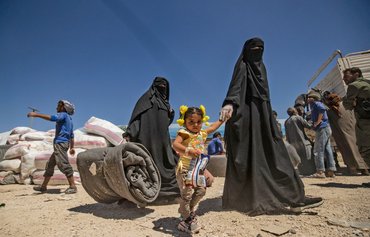 ترحيل مئات العراقيين من مخيم الهول في سوريا