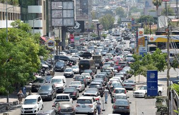حزب الله يهرب الوقود إلى سوريا فيما ينتظر اللبنانيون في الطوابير لشرائه