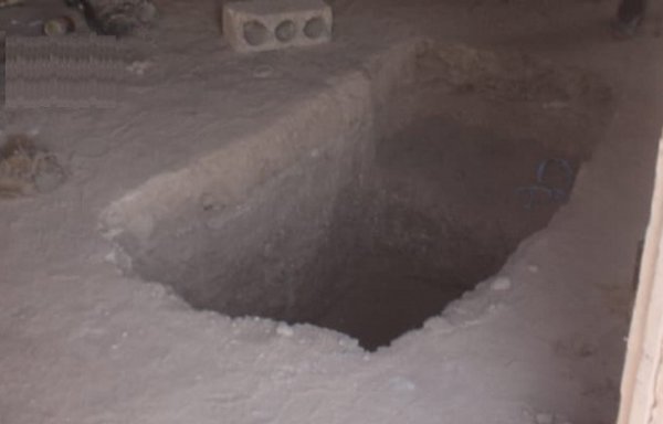 در این عکس که از روی صفحه تلویزیون سوریه گرفته شده است، ورودی یکی از تونلهایی که شبهنظامیان مورد حمایت سپاه در منطقه پالمیرا واقع در شرق سوریه حفر کردهاند دیده میشود.