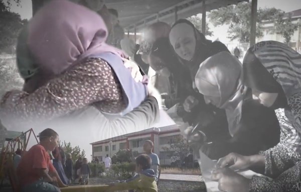 نساء وأطفال كازاخستانيون عائدون إلى وطنهم في لقطة من مقطع فيديو للجنة الأمن القومي الكازاخستانية نُشر على الإنترنت في آذار/مارس.