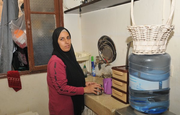 لیلی خلیل در تلاش است به همسرش برای تامین نیازهای اولیه خانواده کمک کند. بیش از نیمی از پولی که آنها به دست می آورند، صرف کرایه اتاقی می شود که در آن زندگی می کنند. [زیاد حاتم]