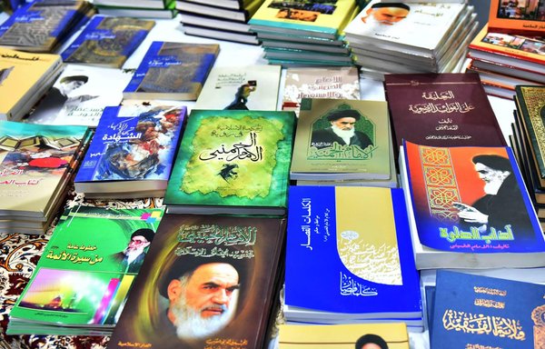 عرضت دور نشر تابعة لحزب الله وأخرى إيرانية كتبا عن الجمهورية الإسلامية وقادة الحرس الثوري الإيراني في معرض بيروت العربي والدولي للكتاب. [زياد حاتم]