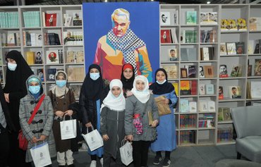 صور سليماني في معرض الكتاب ببيروت تثير موجة غضب عارمة