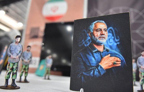 صورة التقطت خارج الجناح الإيراني في معرض بيروت العربي والدولي للكتاب تظهر صورة لقائد فيلق القدس المقتول قاسم سليماني. [فاضل عيتاني]