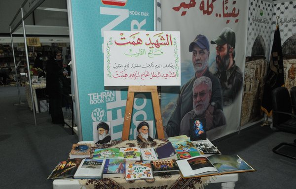 رفعت دور نشر تابعة لحزب الله وأخرى إيرانية داخل معرض بيروت العربي والدولي للكتاب صورا لقائد فيلق القدس قاسم سليماني وروح الله الخميني وعلي خامنئي وقادة من حزب الله. [زياد حاتم]