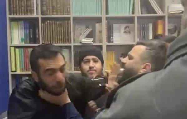 الناشط اللبناني شفيق بدر يتعرض للضرب في معرض بيروت العربي للكتاب بعد انتقاده رفع صورة عملاقة لقائد الحرس الثوري الإيراني المقتول قاسم سليماني بالقرب من الجناح الإيراني. [لقطة من فيديو]