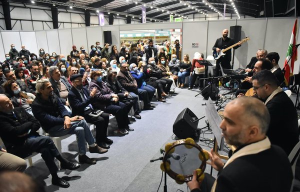 طلبت دور النشر الإيرانية في معرض بيروت للكتاب من أحد منظمي المعرض في 5 آذار/مارس إيقاف حفل موسيقي لفرقة بيكار بيروت لأن الموسيقى ʼتتعارض مع مبادئهاʻ. [فاضل عيتاني]