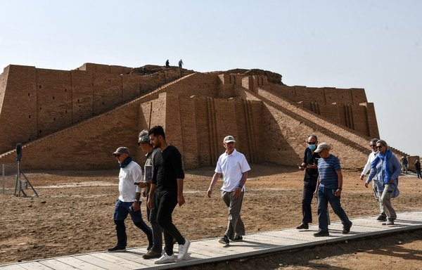بازدیدکنندگان اسپانیایی در روز ۵ اسفند از معبد بزرگ زیگورات در شهر باستانی اور، واقع در استان جنوبی ذی قار عراق در نزدیکی شهر ناصریه، بازدید می کنند. [اسعد نیازی/ خبرگزاری فرانسه]