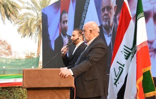 در این عکس منتشرشده در شبکههای اجتماعی، ایرج مسجدی، سفیر سابق ایران در عراق، در مراسم ۲۲ بهمن در بغداد شرکت کرده است.
