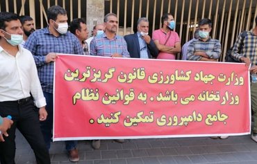 المقربون من النظام يجنون الأرباح في ظل معاناة الشعب الإيراني للبقاء