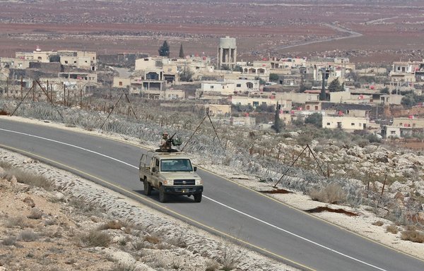 جنود أردنيون يقومون بدورية على طول الحدود مع سوريا لمنع التهريب يوم 17 شباط/فبراير. قال الجيش الأردني إن عمليات التهريب من سوريا إلى الأردن أصبحت منظمة، وإن المهربين يكثفون عملياتهم ويستخدمون معدات حديثة بينها طائرات مسيرة. [خليل المزرعاوي/وكالة الصحافة الفرنسية]