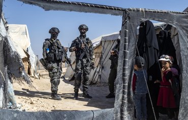 قوات سوريا الديموقراطية تطهر مخيم الهول بسوريا من خلايا داعش مع استمرار المطالبات بإعادة توطين سكانه