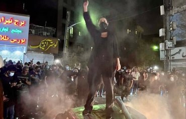 النساء يثرن الذعر لدى النظام الإيراني في انتفاضتهن التاريخية