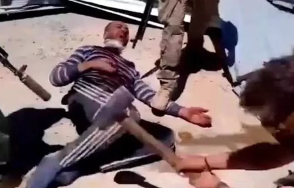 در این عکس از کلیپ ویدئویی منتشر شده در اینترنت در سال ١٣٩٦، مزدوران روسی وابسته به گروه واگنر که در سوریه فعالیت میکنند، محمد طه اسماعیل العبدالله، سرباز وظیفه سوری، را شکنجه میدهند.