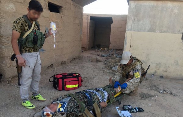 اعضای لشکر فاطمیون در عکسی که روز ۲ دیماه در شبکۀ تلگرام این گروه منتشر شده است، در دورۀ کمکهای اولیه شرکت کردهاند.