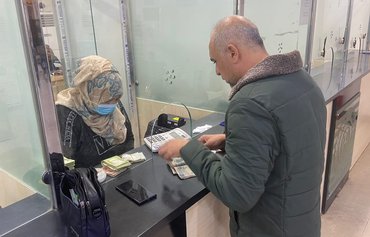 العراق يشدد الإجراءات المالية لإيقاف تهريب الدولار إلى إيران