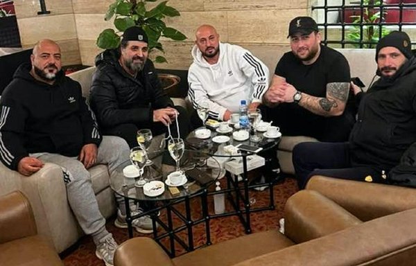نوح زعيتر ووسيم بديع الأسد وضباط من الفرقة الرابعة التابعة للنظام السوري في صورة التقطت بفندق الشيراتون في دمشق. وقد نشر الأسد الصورة على صفحته على فيسبوك وعلى حسابه على تويتر في 17 كانون الثاني/يناير الجاري وأرفقها بتعليق "أحلى إخوة".
