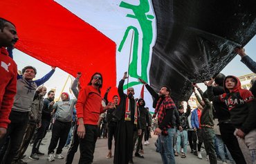 إيران ووكلاؤها يلتفون على القوانين المالية في العراق ويهربون الأموال إلى إيران