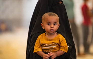 نساء داعش في مخيم الهول يجبرن الفتية المراهقين على جعلهن حوامل