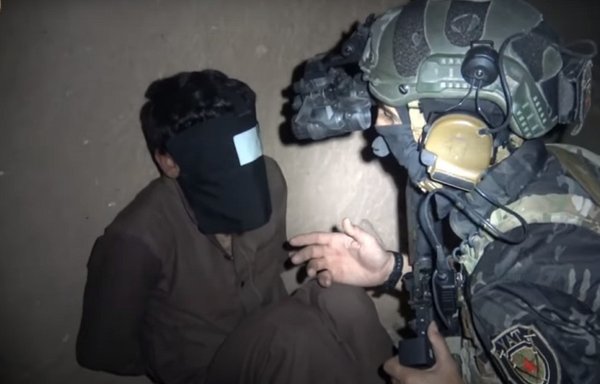 لقطة شاشة من مقطع فيديو تابع لقوات سوريا الديموقراطية (قسد) نشر في 16 حزيران/يونيو، تظهر عنصرا من هذه القوات الخاصة التابعة لقسد بعد اعتقاله أحد عناصر داعش جنوبي محافظة الحسكة.