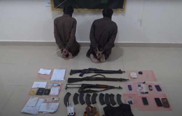 عنصران من داعش تم اعتقالهما على يد قوات خاصة من قوات سوريا الديموقراطية (قسد) في قرية سبخة بناحية الشدادي في محافظة الحسكة، يظهران في لقطة من فيديو لقوات قسد إلى جانب أسلحة ومواد أخرى تم ضبطها بحوزتهما.
